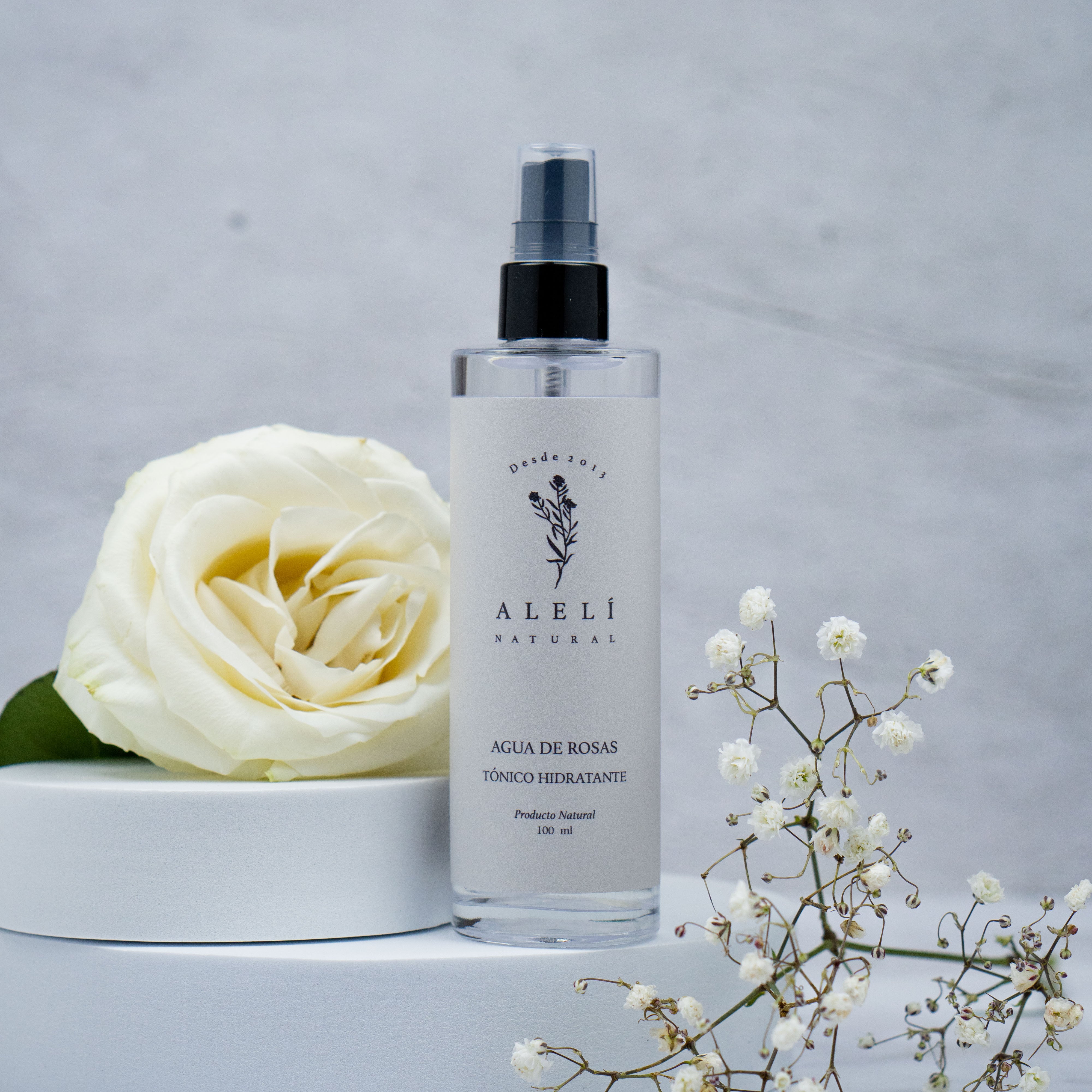 Refresca y calma con agua de rosas natural. Este tónico equilibra el pH, hidrata y tonifica el rostro, preparando la piel para los siguientes pasos de tu rutina.