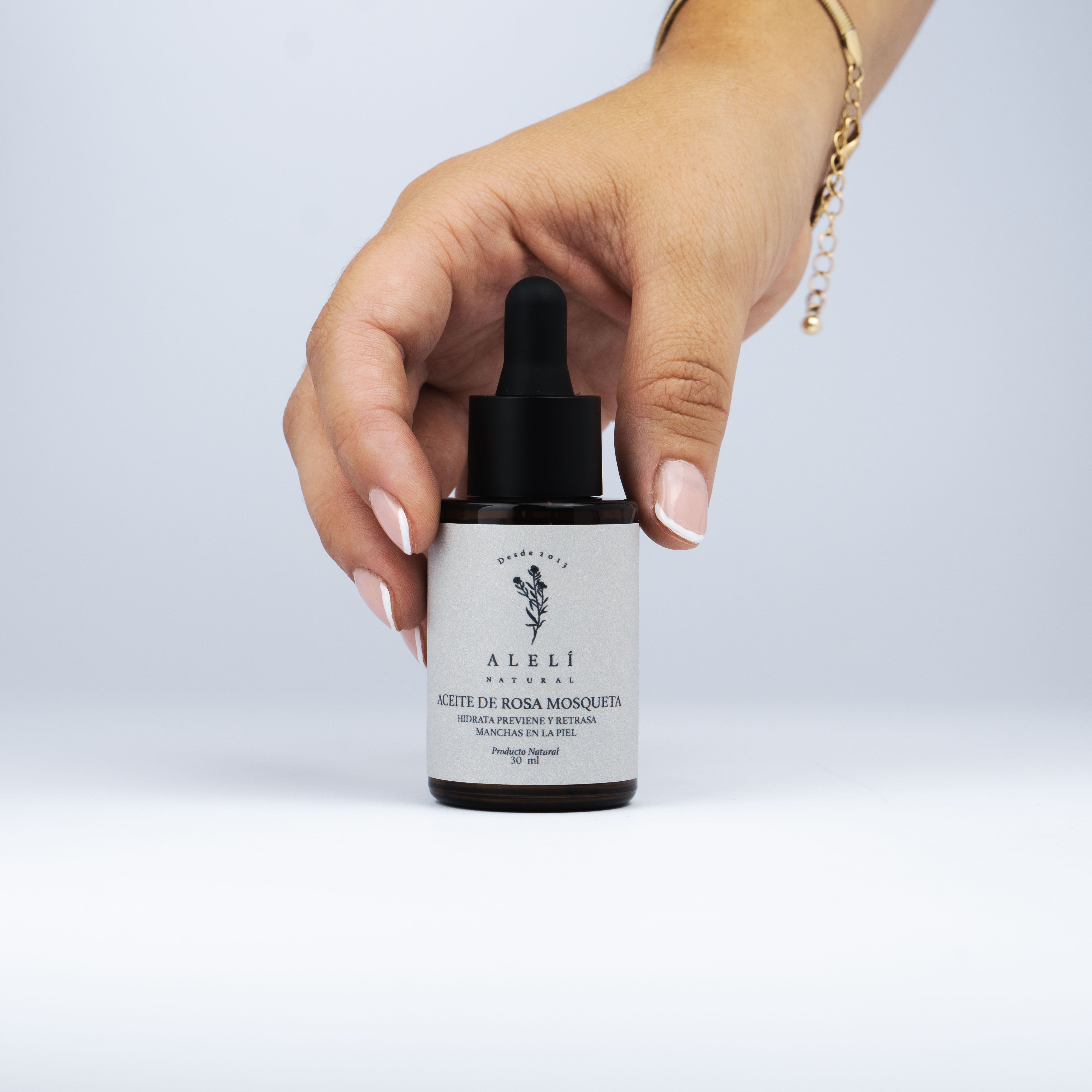 Aceite de Rosa Mosqueta Alelí Natural sostenido en mano, ideal para mostrar tamaño real y presentación.