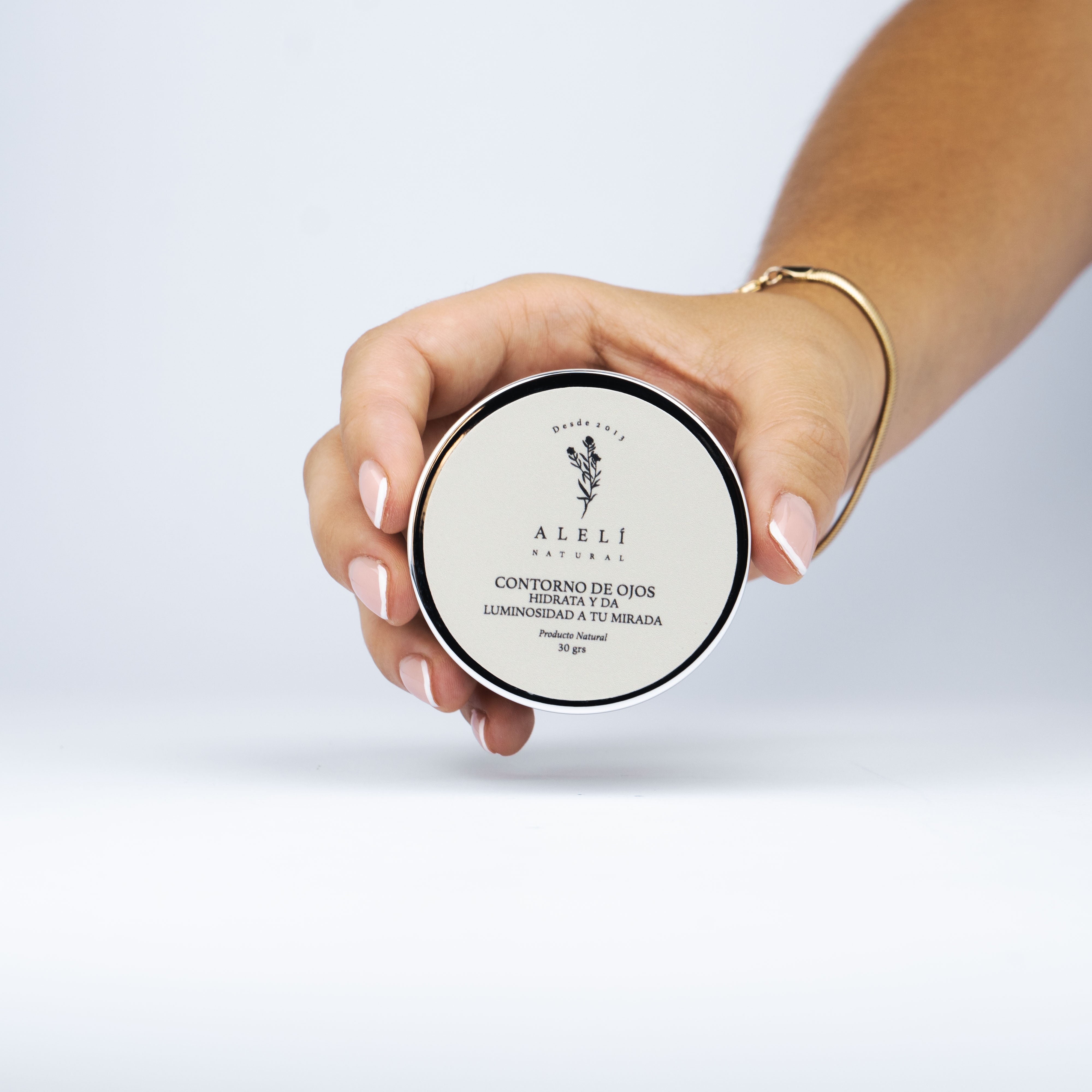 Aplicación del Contorno de Ojos Alelí Natural. Nutrición y elasticidad para zona ocular con fórmula rica en antioxidantes.