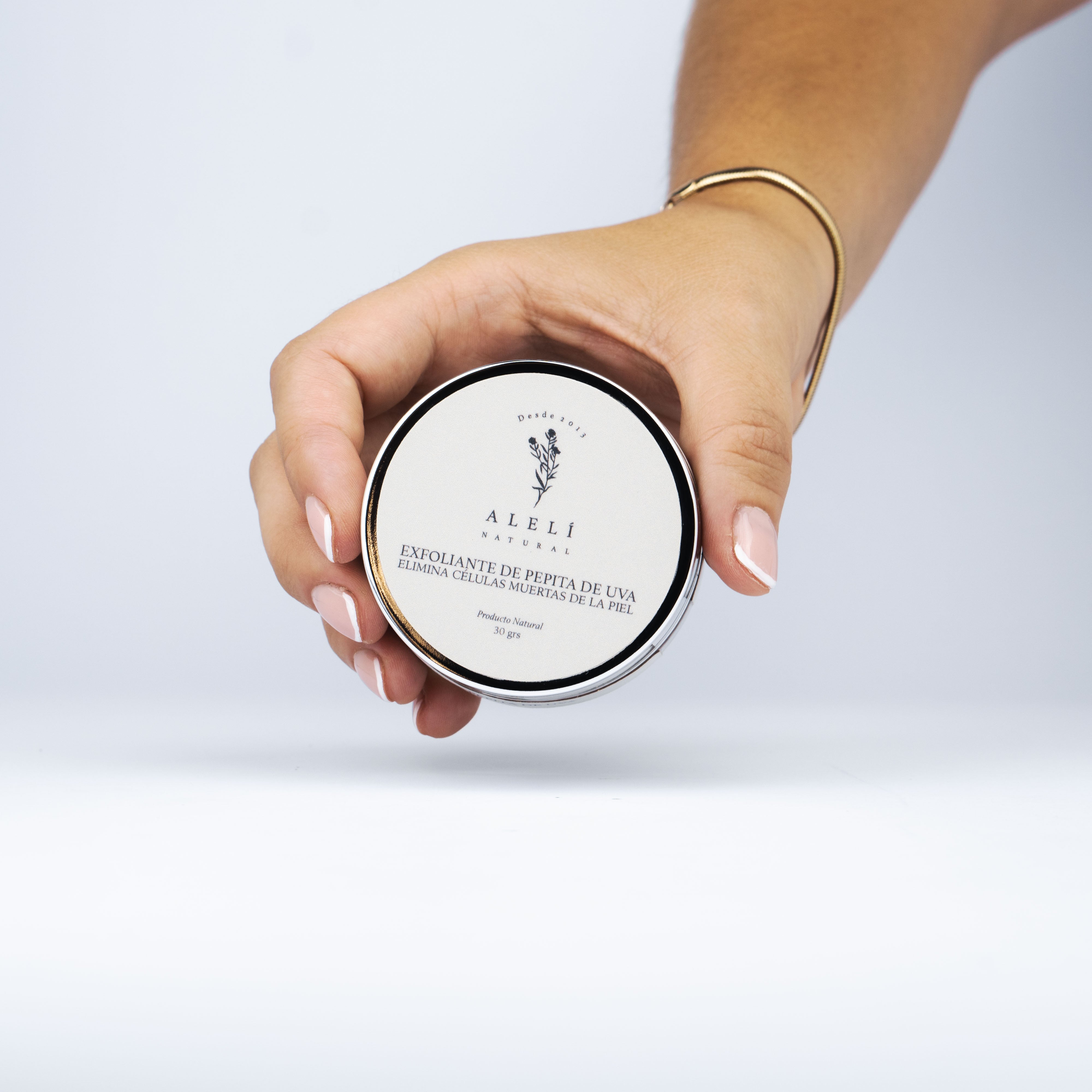 Aplicación del Exfoliante de Pepita de Uva Alelí. Textura cremosa con antioxidantes naturales que eliminan impurezas y células muertas.