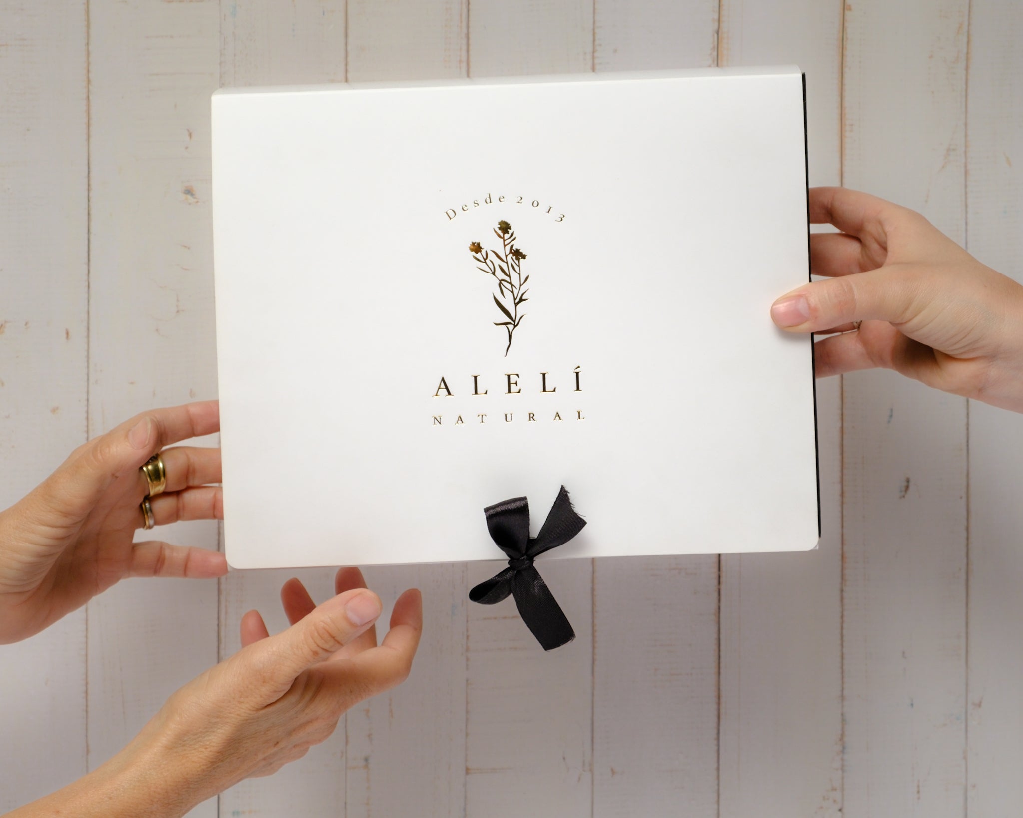 Pack Doble Hidratación Facial Alelí Natural con caja de regalo elegante, ideal para sorprender o consentirse.