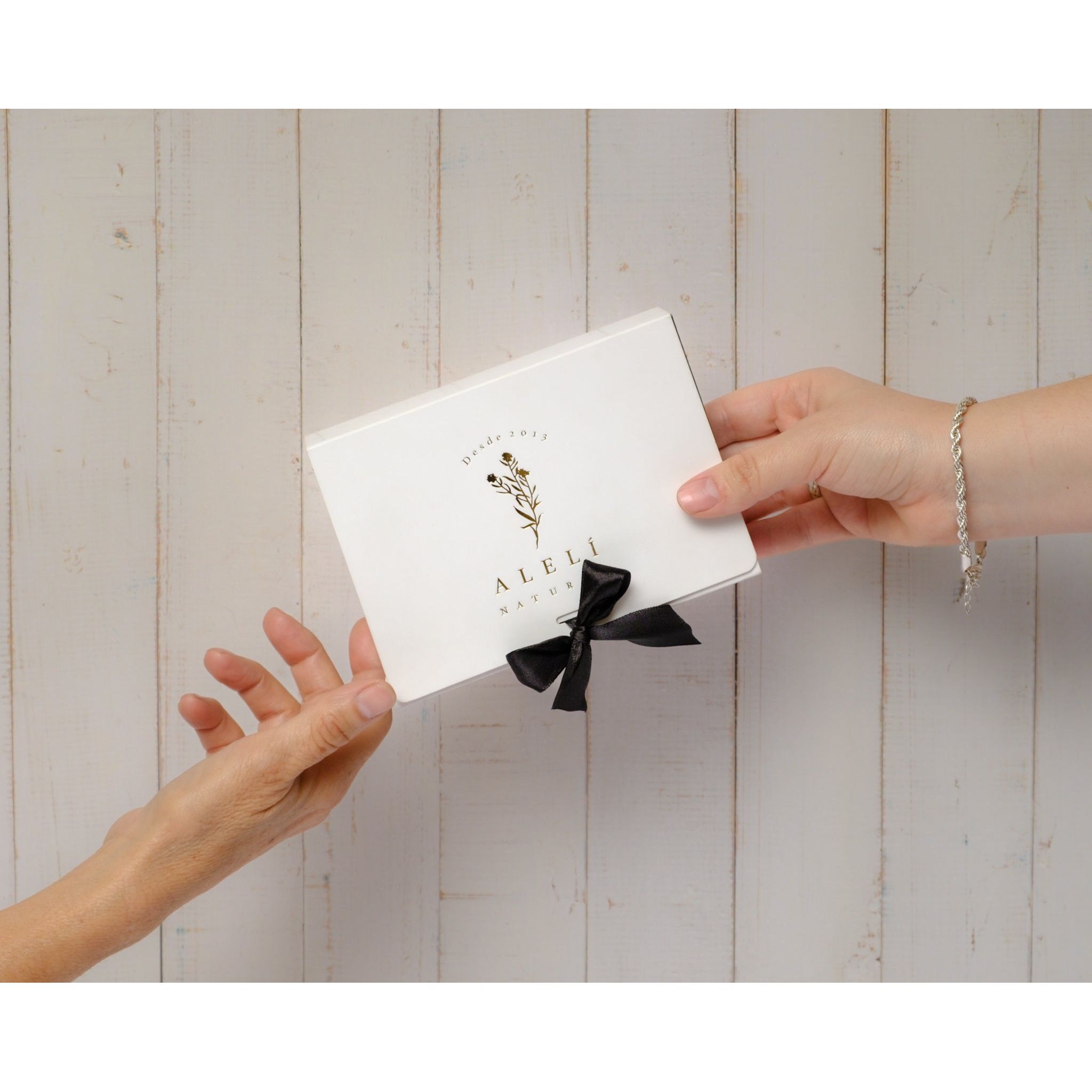 Pack Mirada Iluminada Alelí Natural con caja de regalo elegante, ideal para sorprender o consentirse.