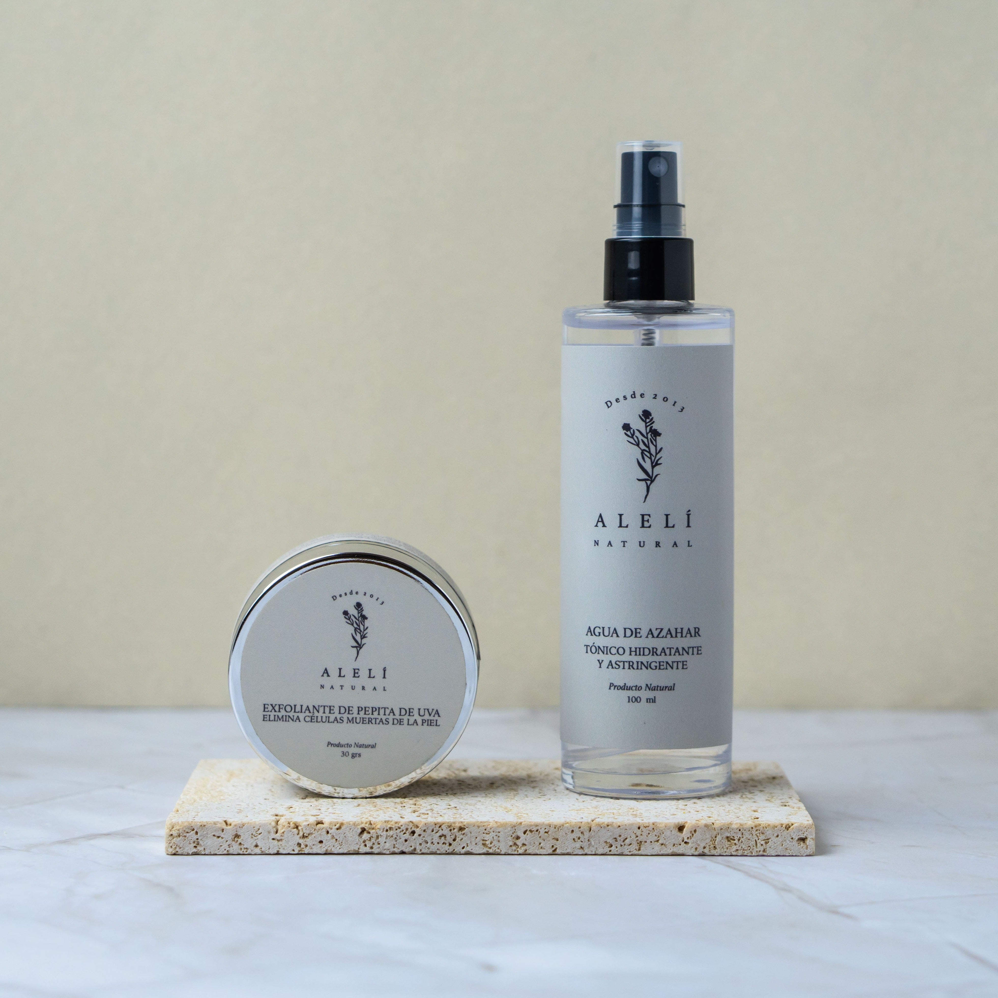 Vista frontal del Pack Momento Exfoliación Alelí Natural con exfoliante facial de pepita de uva y tónico oil control de agua de azahar.