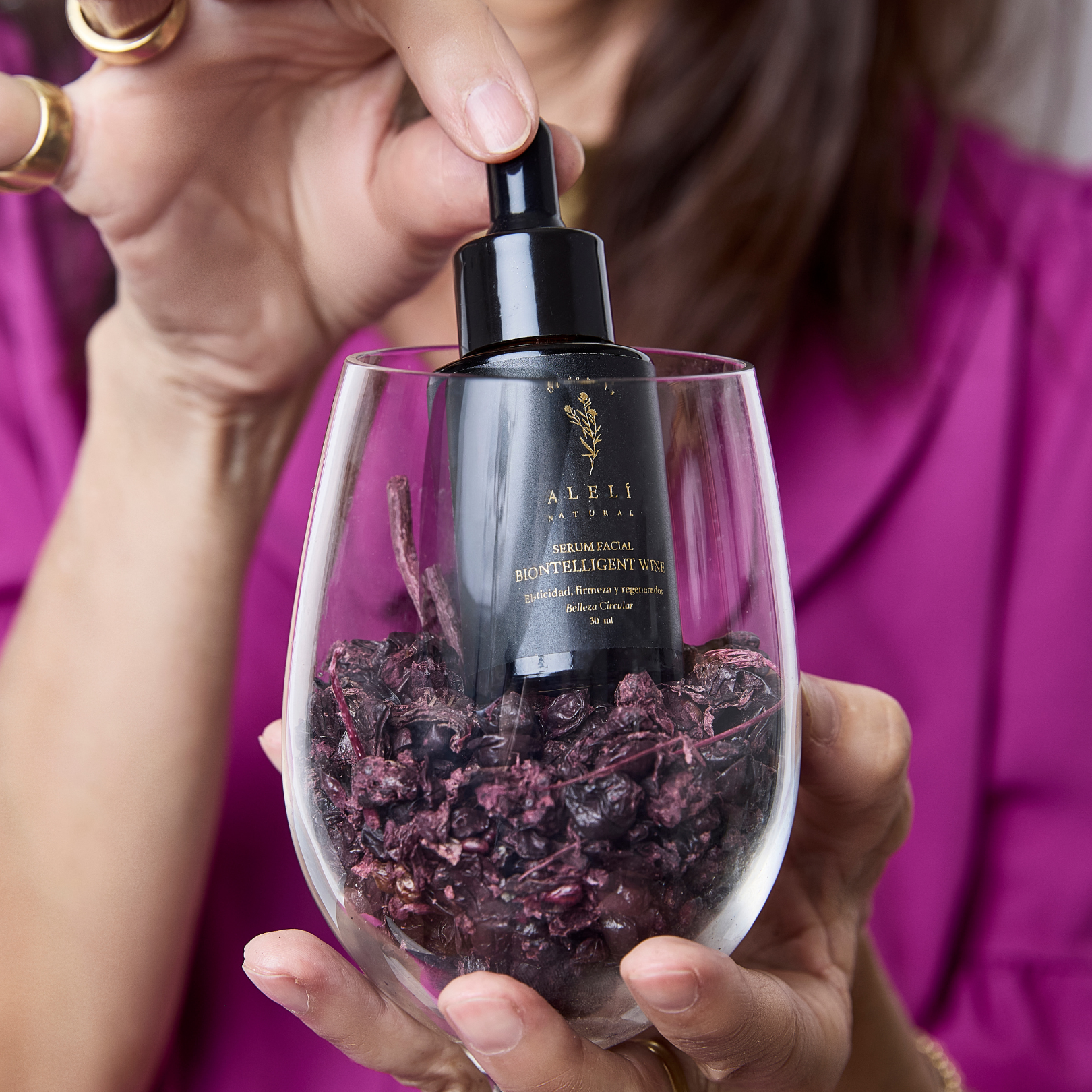 Formulado con extracto de orujo de uva, rico en polifenoles y antioxidantes naturales, protege la piel del envejecimiento celular y aporta una luminosidad saludable desde la primera aplicación.