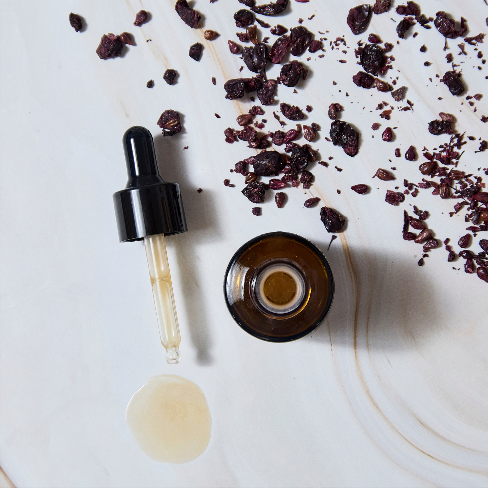 Formulado con extracto de orujo de uva, rico en polifenoles y antioxidantes naturales, protege la piel del envejecimiento celular y aporta una luminosidad saludable desde la primera aplicación.