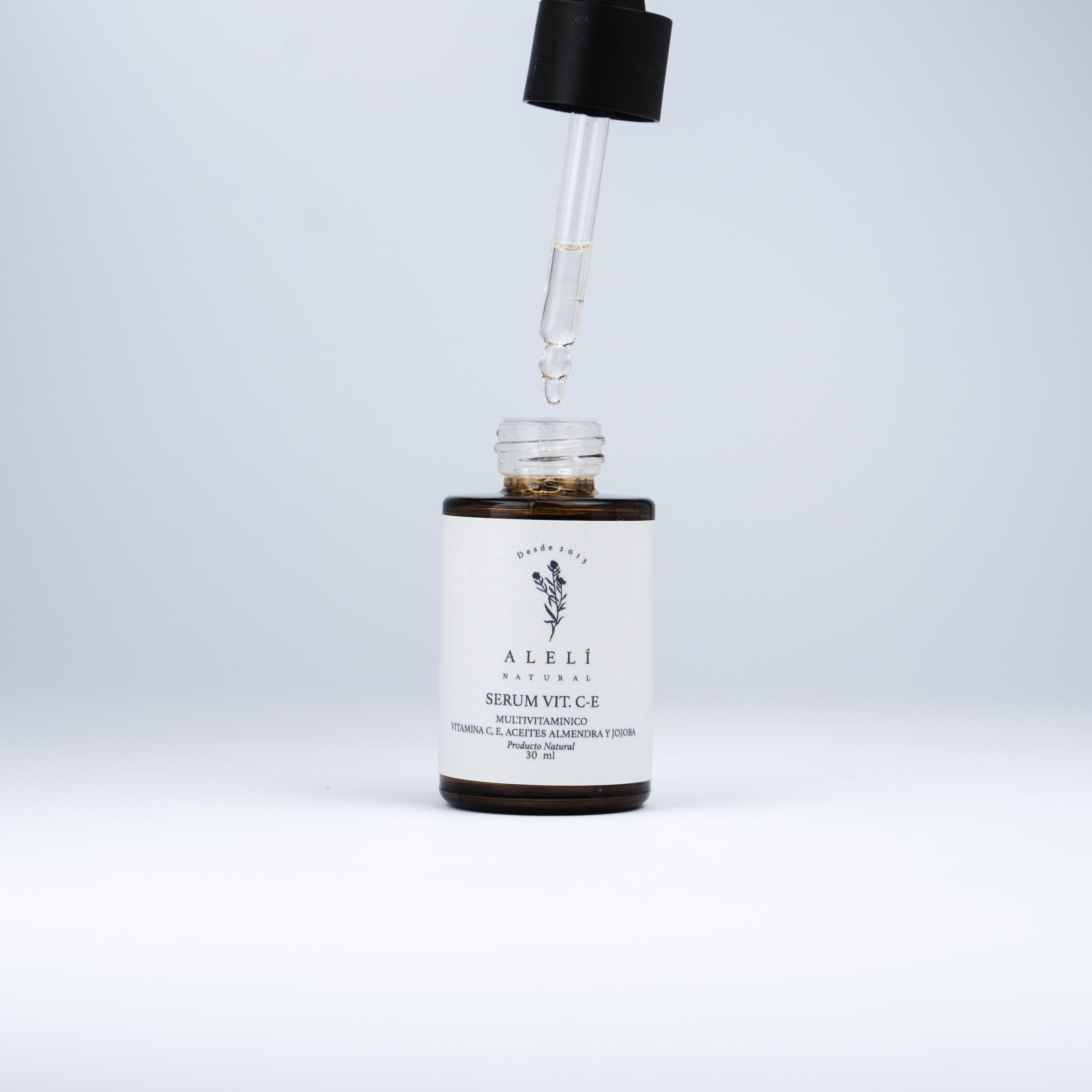 Aplicación del Sérum Antioxidante con Vitamina C Alelí Natural. Gotero depositando el producto desde frasco abierto.