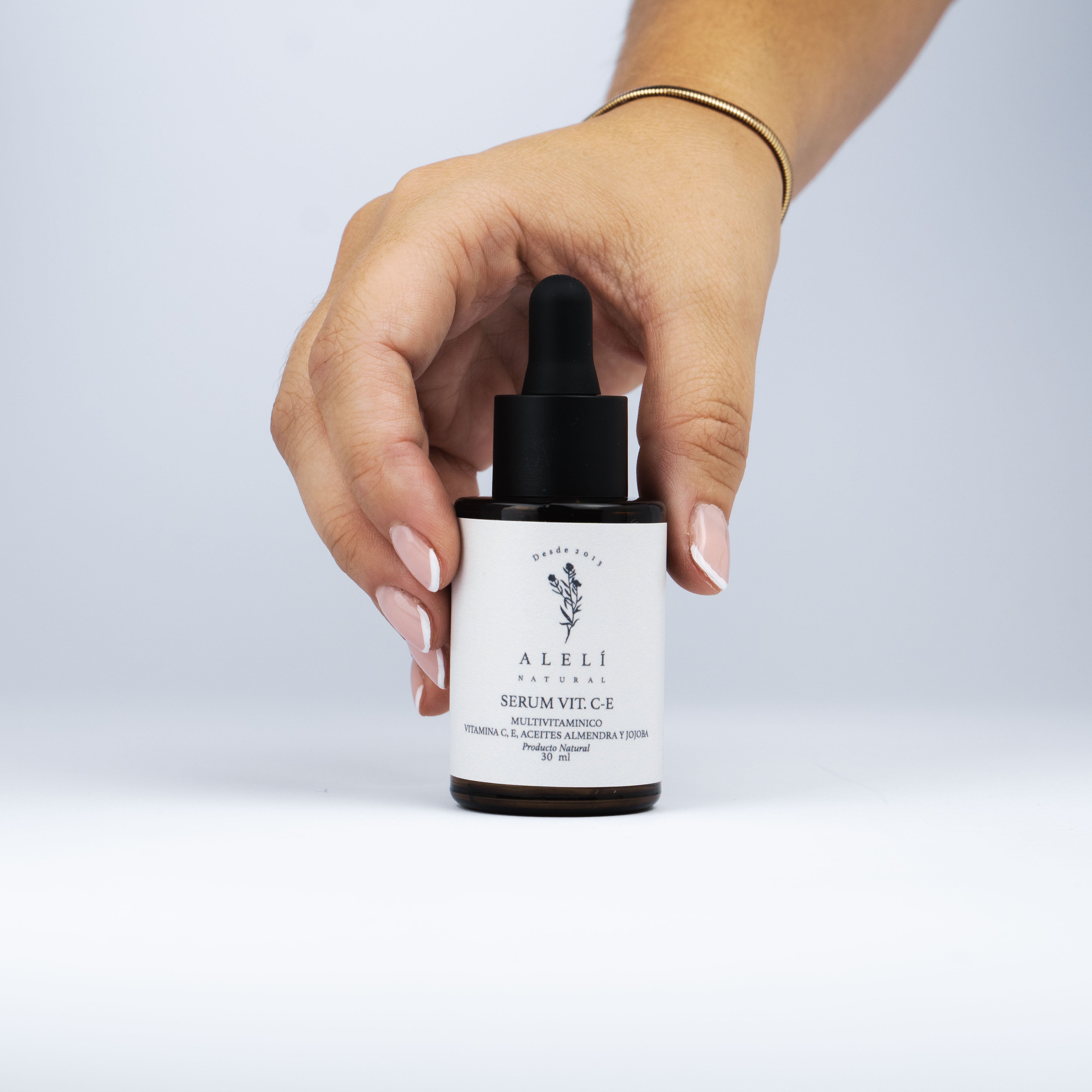 Sérum de Vitamina C 20% Alelí Natural sostenido en mano. Tratamiento antioxidante y revitalizante para el rostro.