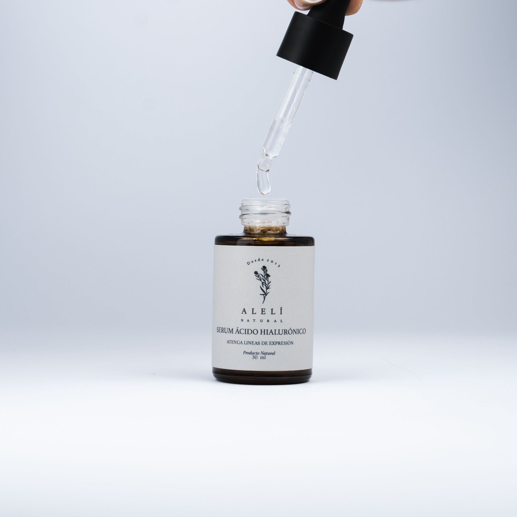 Aplicación con gotero del Sérum Hidratante de Ácido Hialurónico Alelí Natural de 30 ml desde frasco abierto.