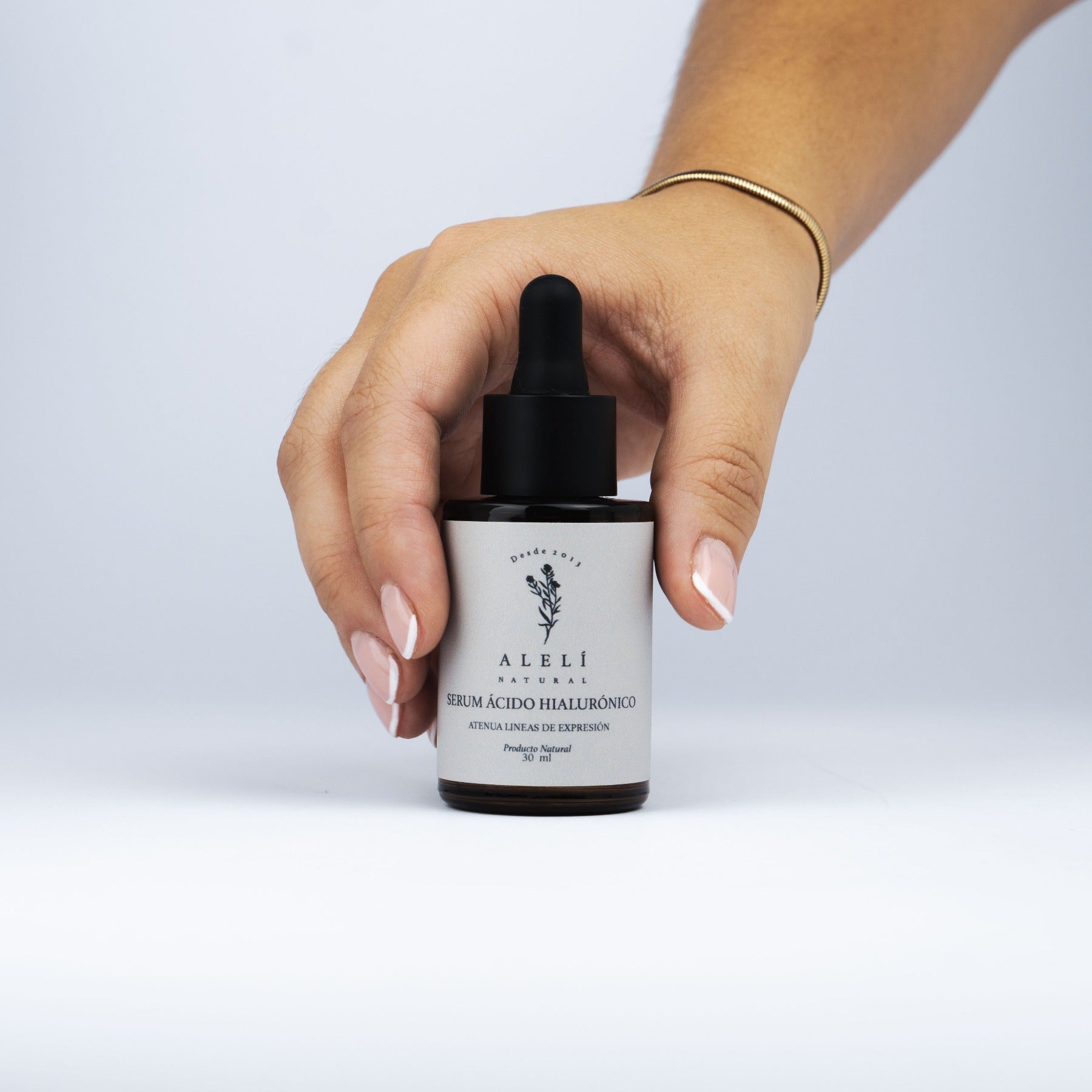 Sérum Hidratante con Ácido Hialurónico de Alelí Natural sostenido en la mano, ideal para mostrar tamaño real.
