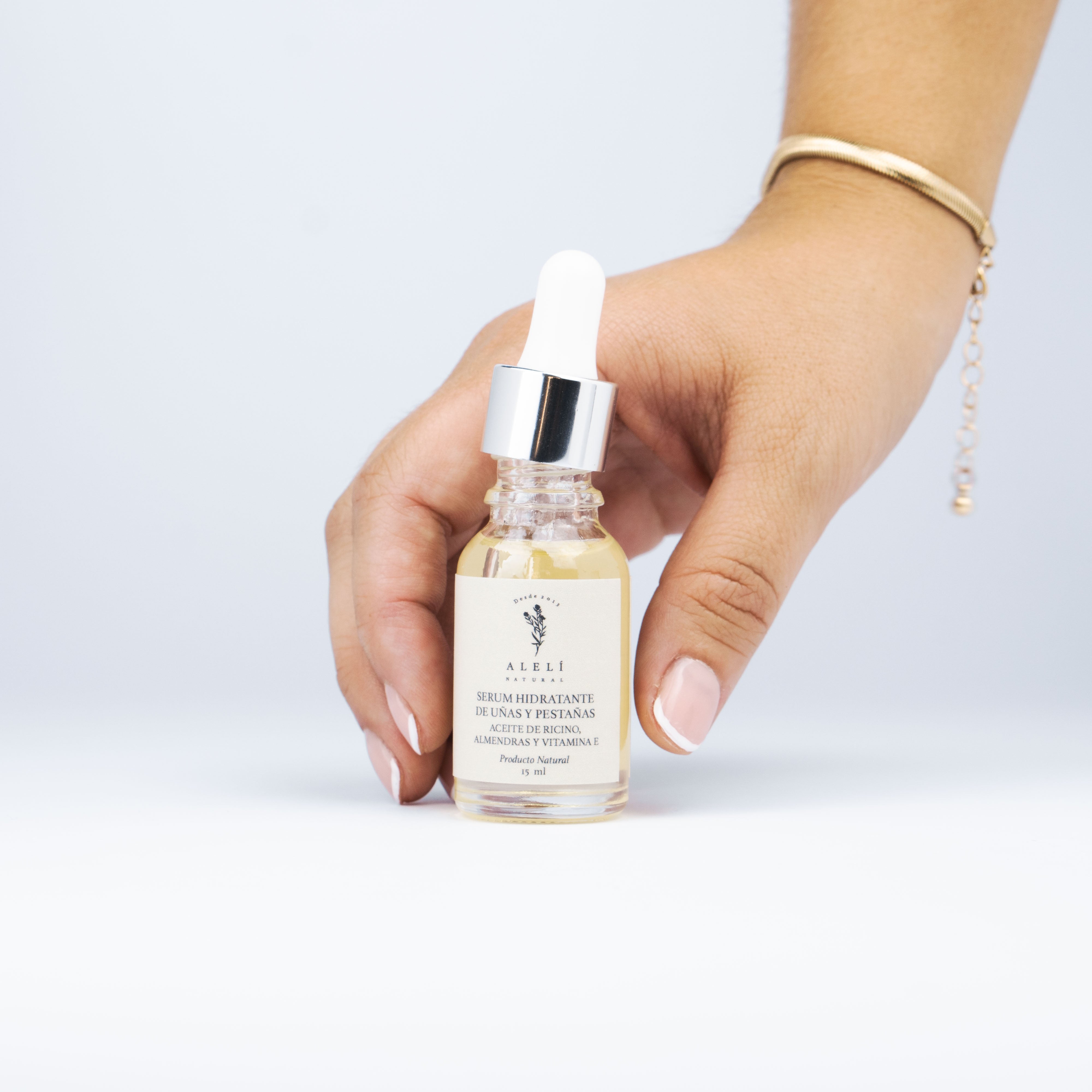 Aplicación del Sérum Hidratante Alelí Natural para pestañas y uñas. Cepillo suave de precisión para fortalecer y proteger.