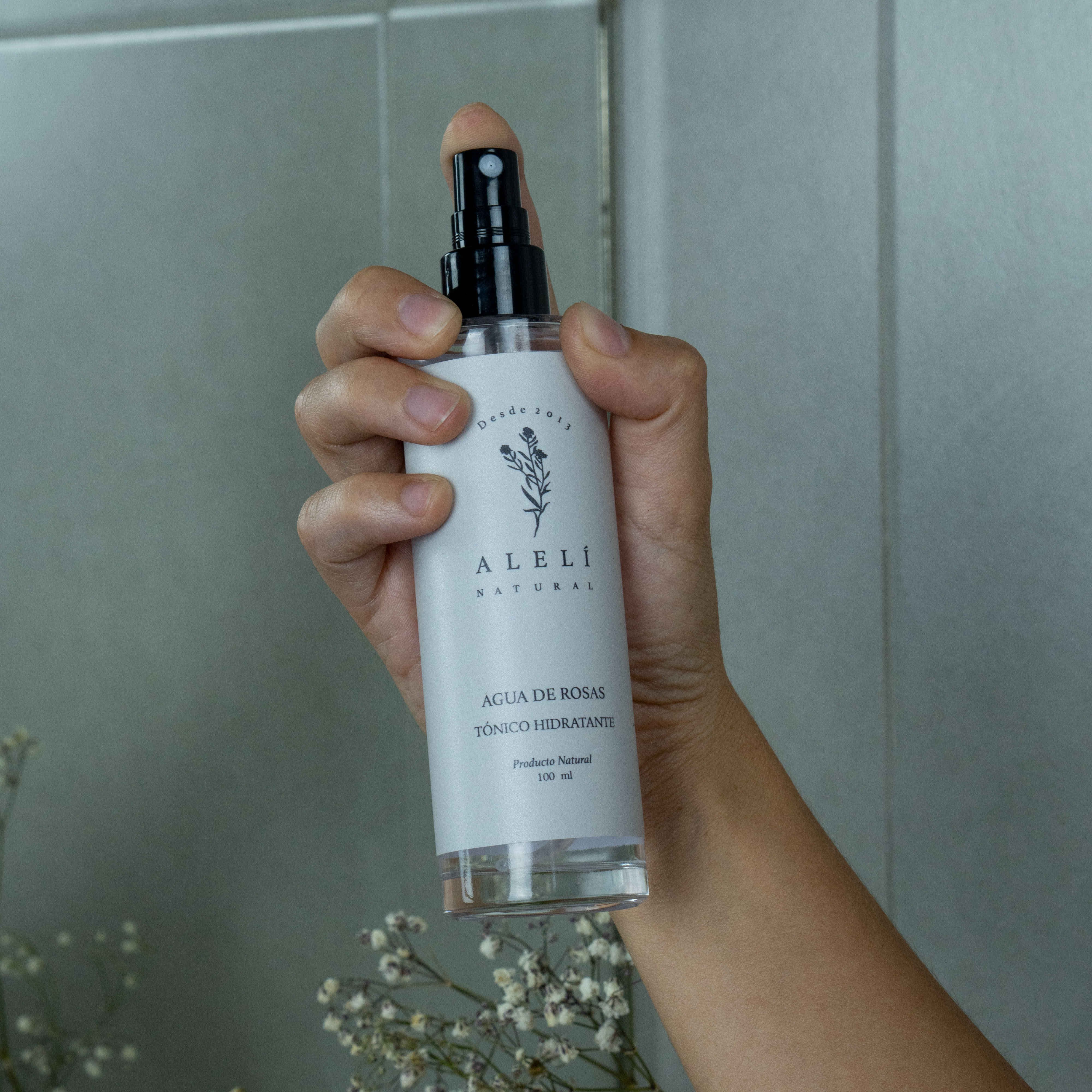 Aplicación tipo Spray del Tónico Hidratante de Agua de Rosas Alelí. Ideal para preparar la piel antes del sérum o crema.