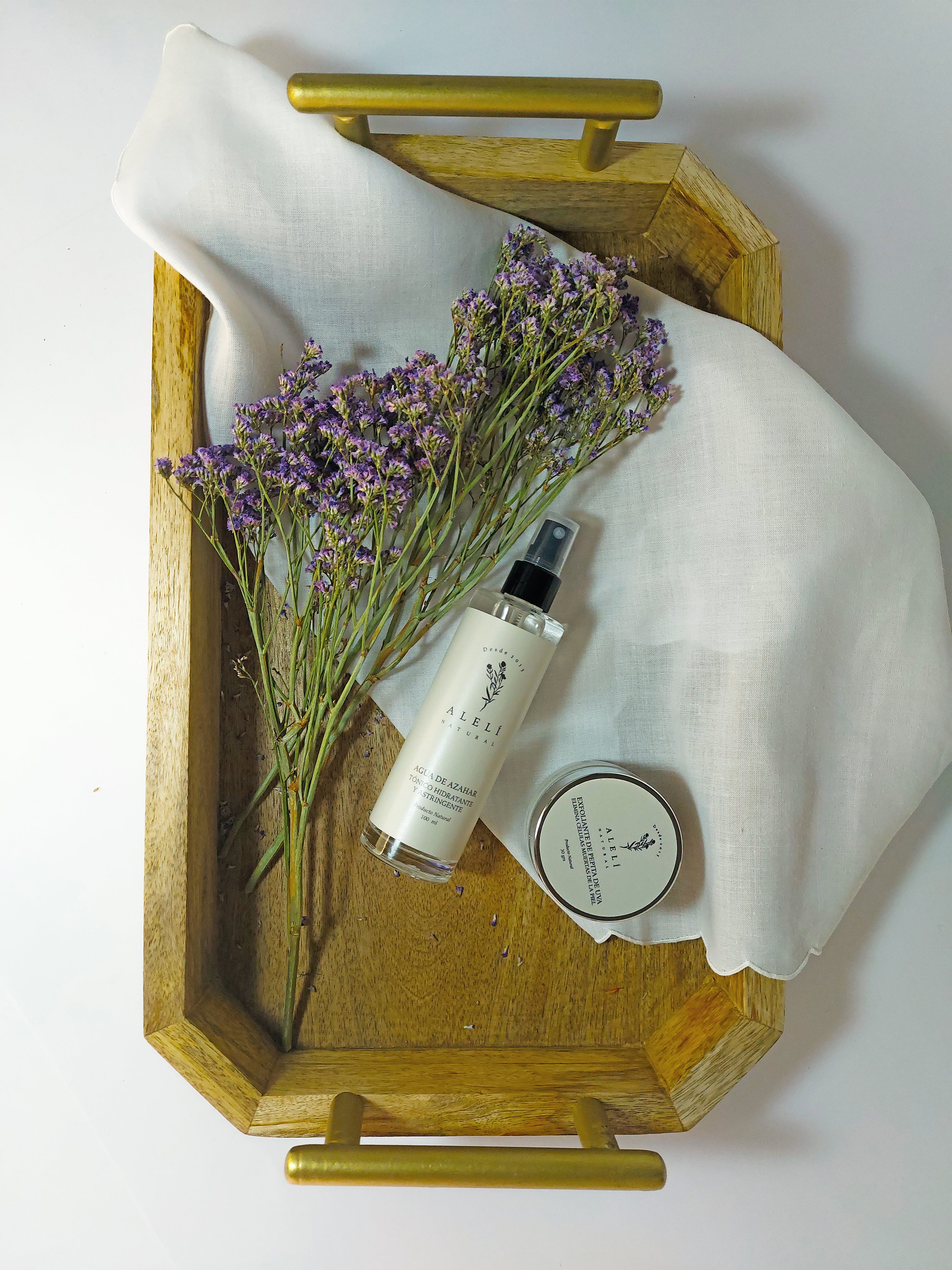 Vista frontal del Pack Momento Exfoliación Alelí Natural con exfoliante facial de pepita de uva y tónico oil control de agua de azahar.