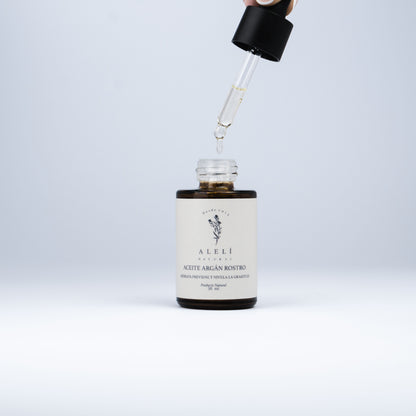 Aplicación del Aceite de Argán Alelí Natural. Gotero dispensando aceite desde el frasco.