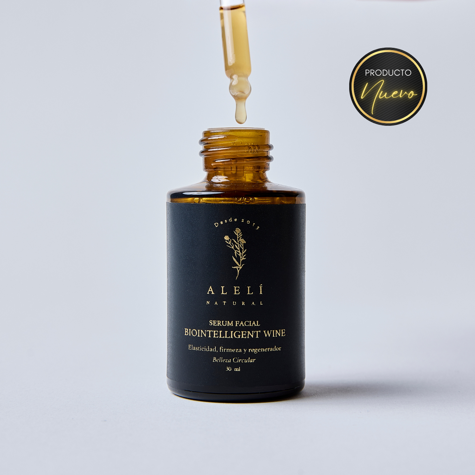 Su mezcla inteligente de activos incluye niacinamida de origen vegetal, que unifica el tono y reduce manchas; retinol vegano extra