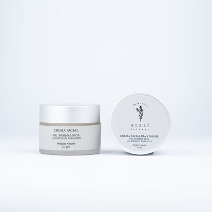 Esta crema facial está formulada con manteca de karité, ácido hialurónico, elastina y extractos naturales que nutren e hidratan intensamente tu piel. Su acción regeneradora celular mejora la firmeza y elasticidad del rostro, mientras que los extractos de manzanilla y aloe vera calman, reparan y suavizan la piel desde la primera aplicación.
