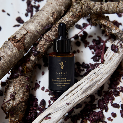 Formulado con extracto de orujo de uva, rico en polifenoles y antioxidantes naturales, protege la piel del envejecimiento celular y aporta una luminosidad saludable desde la primera aplicación.