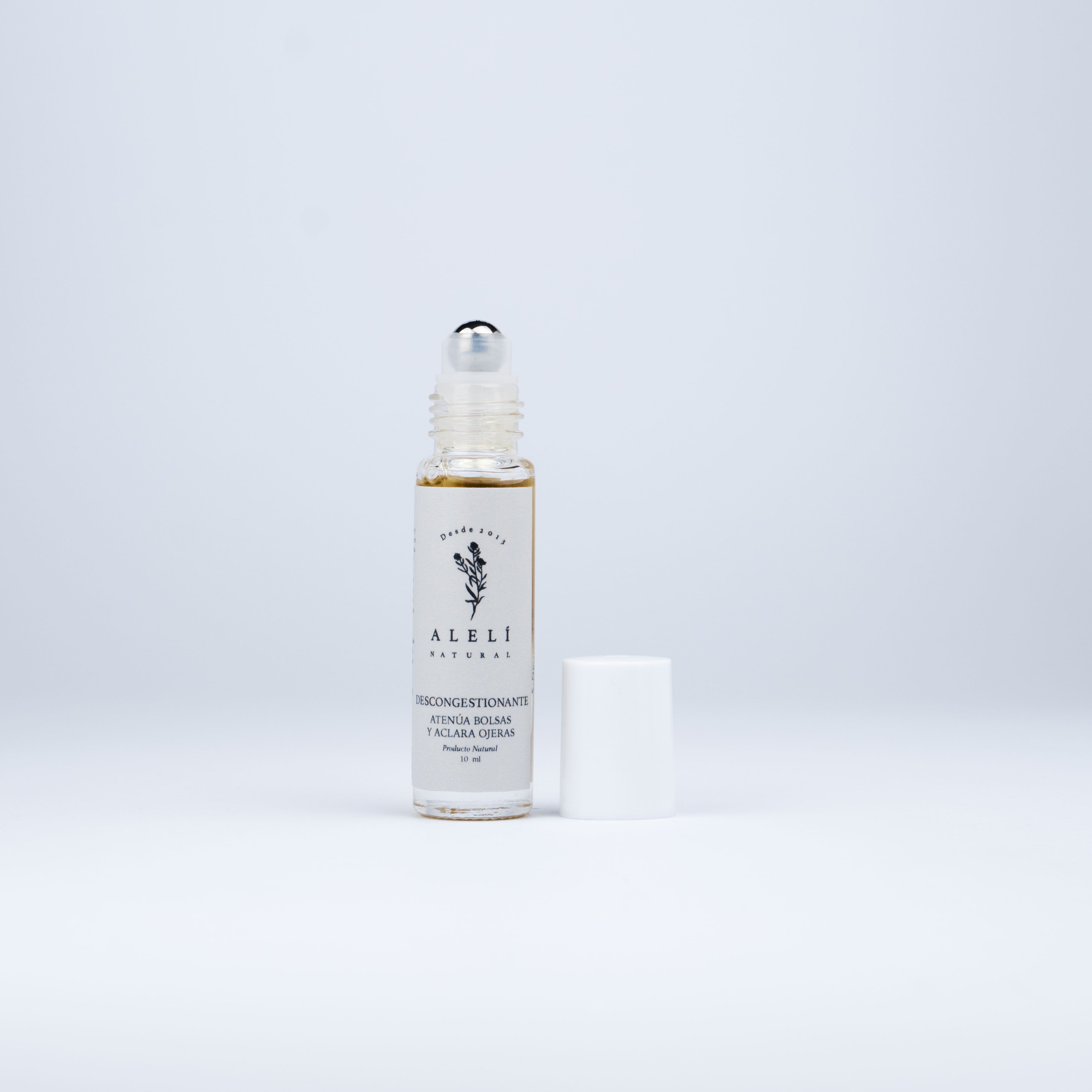 Aplicación del Sérum Desinflamatorio de Ojos Alelí Natural con roll-on. Efecto calmante inmediato para una mirada descansada.